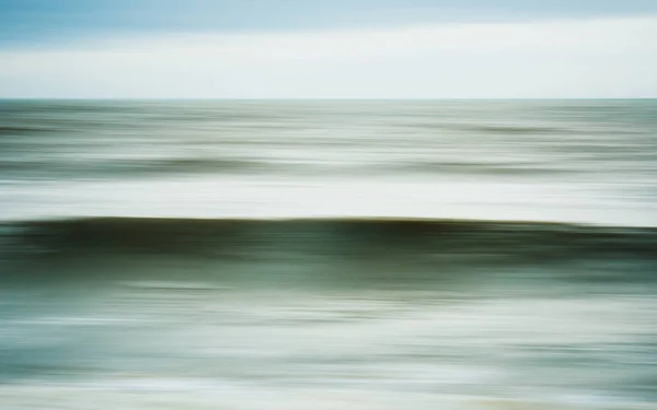 Movimento intencional da câmera da onda do oceano — Fotografia de Stock