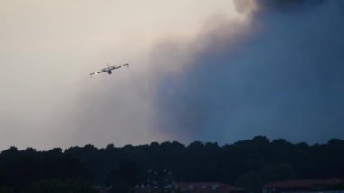 İki amfibi su bombacısı orman yangınına su döküyor..