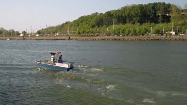Рибалка встановлює сітку на річці Адур у Байонні (Франція). — стокове відео