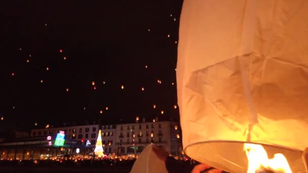 Sky lanterns release in Bayonne, Γαλλία — Αρχείο Βίντεο