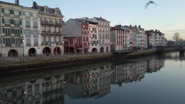 Il fiume Nive a Bayonne, Francia — Video Stock