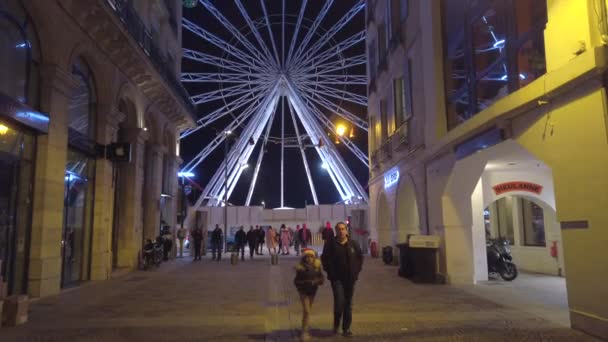 Η ρόδα του λούνα παρκ τη νύχτα στο Bayonne, Γαλλία — Αρχείο Βίντεο