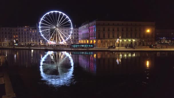 Riesenrad und Rathaus bei Nacht in Bayonne, Frankreich — Stockvideo