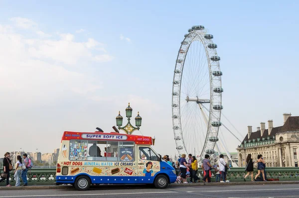 Eiswagen und das London Eye in London, Großbritannien — Stockfoto