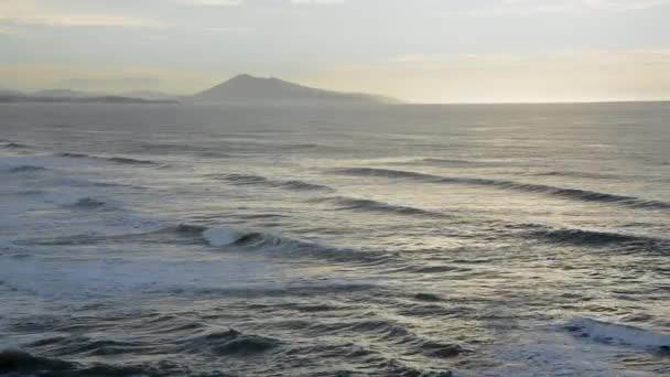 The Atlantic Ocean with La Rhune mountain in the background, France — Vídeo de Stock
