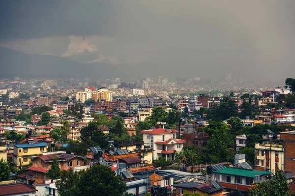 Dunkle Wolken über Patan und Kathmandu, Nepal — Stockfoto