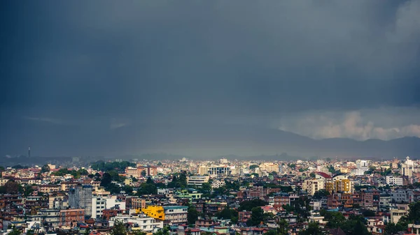 Μαύρα σύννεφα πάνω από το Πατάν και το Κατμαντού, Νεπάλ — Φωτογραφία Αρχείου