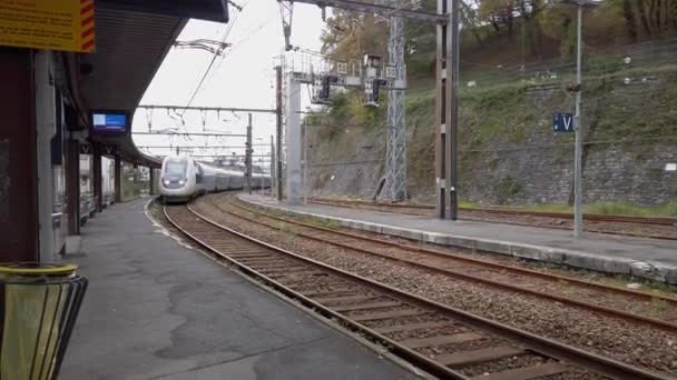 Um TGV Inoui a entrar na estação de comboios de Bayonne, em França — Vídeo de Stock