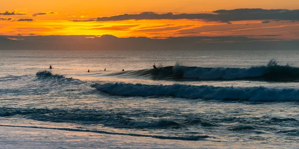 Biarritz, Fransa 'da gün batımında sörfçüler — Stok fotoğraf