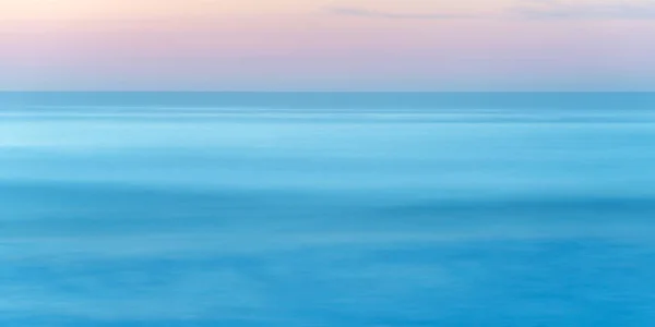 Dlouhé vystavení mořské pláštěnky při západu slunce — Stock fotografie