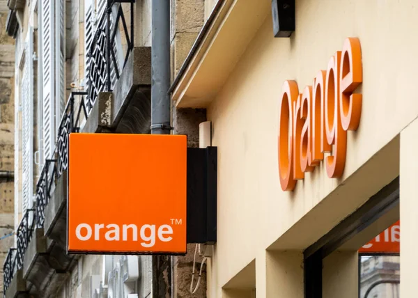 Orange shop sign in Bayonne, France — Stock fotografie