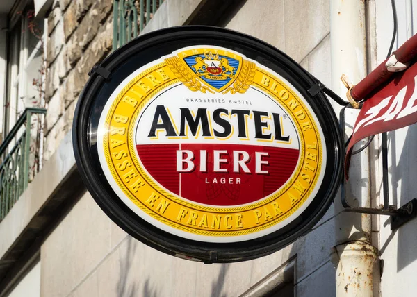 Cartel de Amstel frente a un café en Bayona, Francia — Foto de Stock