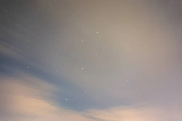 Nachtelijke hemel met wolken en sterren — Stockfoto