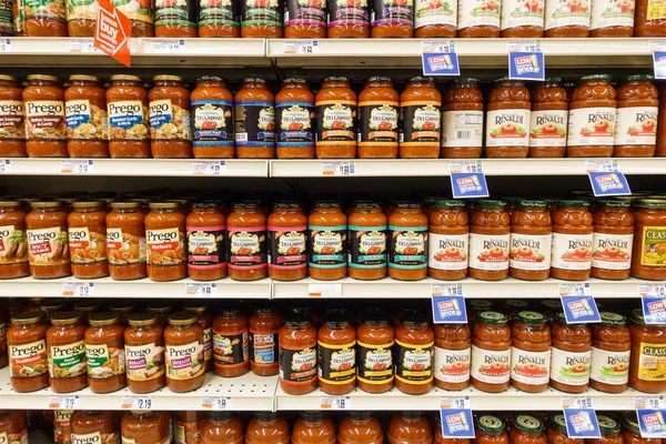 Frascos de molho de tomate no supermercado — Fotografia de Stock