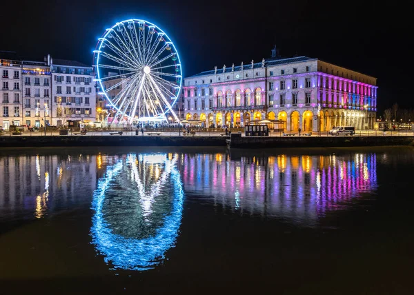 Pariserhjulet på natten i Bayonne, Frankrike — Stockfoto