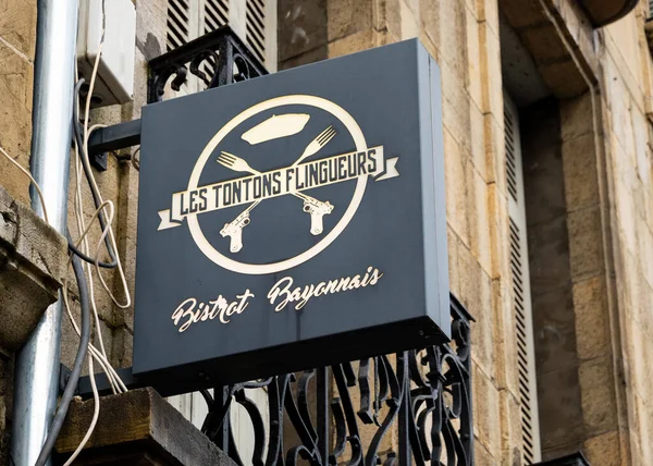 Letrero de restaurante Les Tontons Flingueurs en Bayonne, Francia —  Fotos de Stock