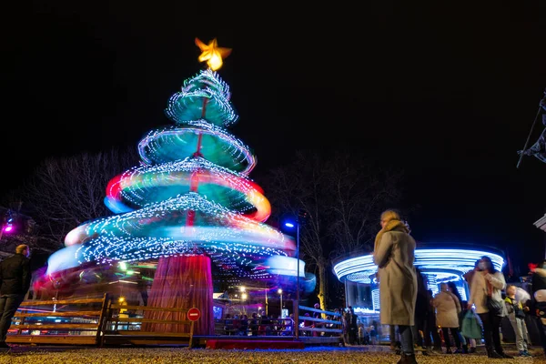 Lange blootstellingsopname van kerstboom carrousel in Bayonne, Frankrijk — Stockfoto