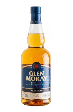 Glen Morray viski şişesi beyaz arka planda izole edilmiş.