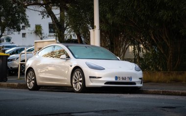 Tesla Model 3 Bayonne, Fransa 'da caddeye park etmiş.