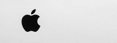 iMac 'te Kara Elma logosu fırçalanmış alüminyum arkaplan