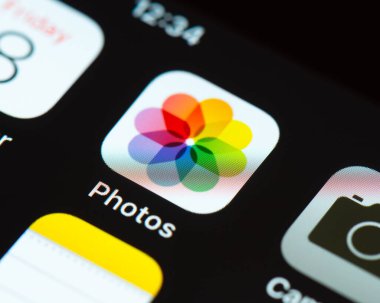 Apple iPhone ekranında fotoğraf uygulama simgesi