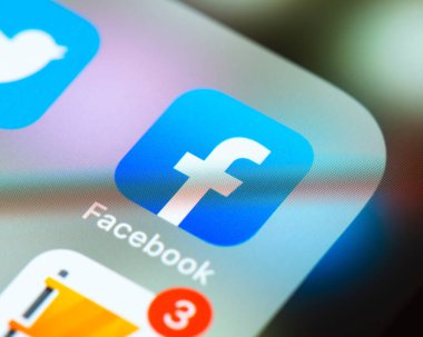 Apple iPhone ekranında Facebook uygulama simgesi