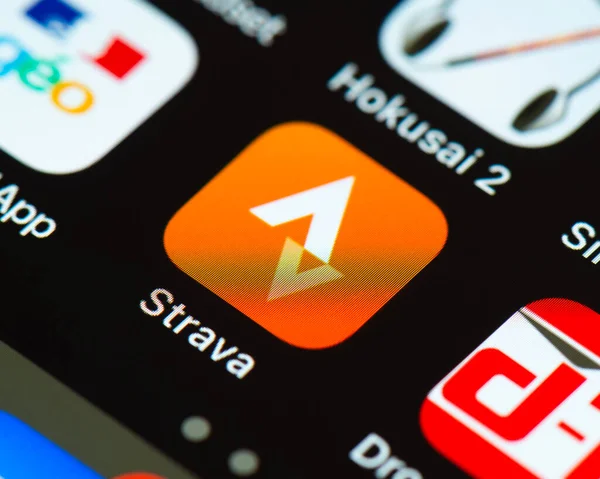 Apple iPhoneの画面上のStravaアプリのアイコン — ストック写真