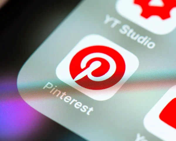 Pinterest app icon on Apple iPhone screen — Stock Photo, Image
