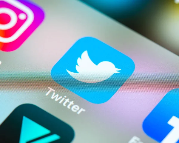 Twitter app icon on Apple iPhone screen — Stock Photo, Image