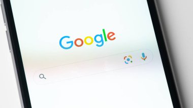 Apple iPhone ekranındaki Google uygulaması
