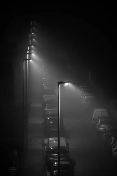 Luces de calle en la noche brumosa — Foto de Stock