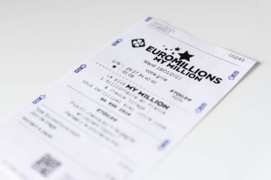 Beyaz arka planda Francaise des Jeux Euromillion fişi