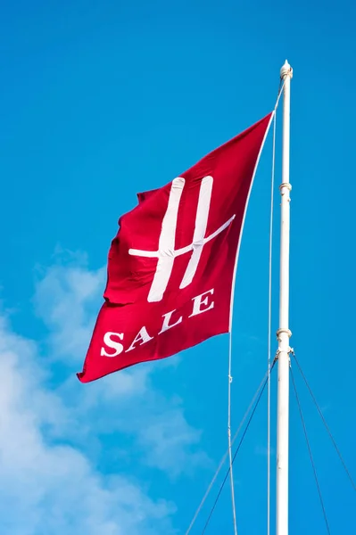 Harrods sale flag, μπλε ουρανός στο παρασκήνιο, στο Λονδίνο, Ηνωμένο Βασίλειο — Φωτογραφία Αρχείου