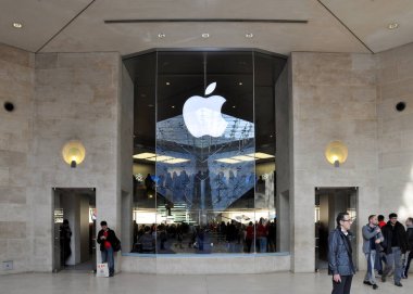 Fransa, Paris 'teki Carrousel du Louvre alışveriş merkezindeki Apple mağazası.