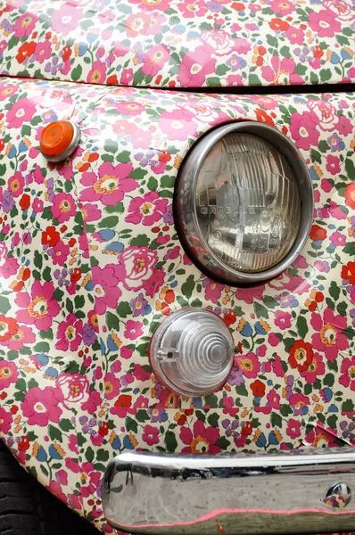 Detalj av Fiat 500 lindad med ett blommigt mönster. — Stockfoto