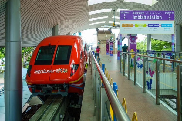 La línea de monorraíl Sentosa Express, tren en la estación Imbiah. — Foto de Stock