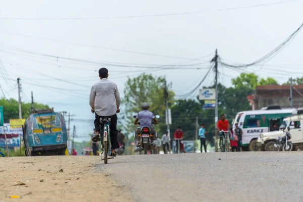 Homme népalais faisant du vélo à Tulsipur, Népal — Photo