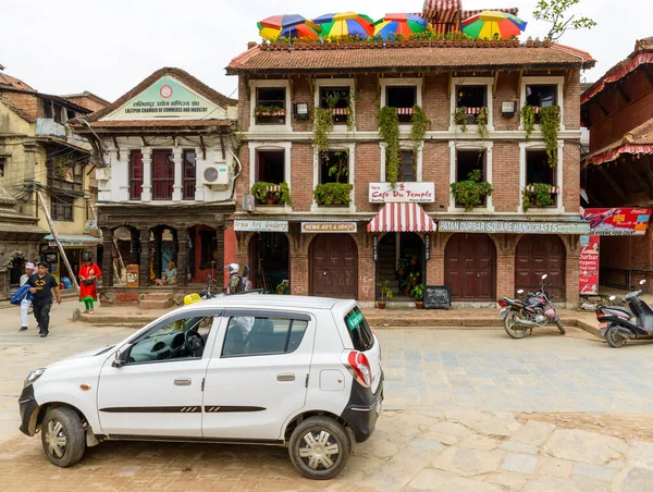 Un taxi Suzuki Maruti et le Café du Temple sur la place Patan Durbar. — Photo