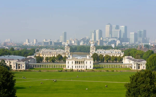 The National Maritime Museum and Canary Wharf in the background — Stock Photo, Image