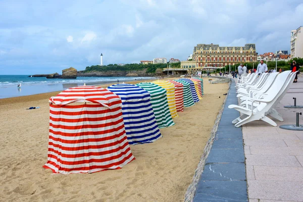 Barevné stany na Biarritz Grande Plage ve Francii — Stock fotografie