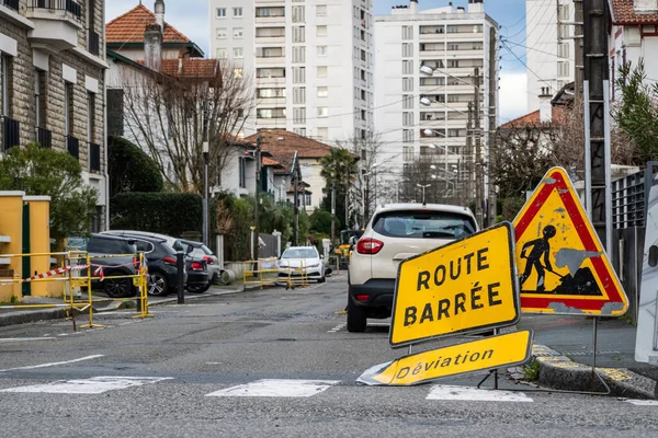 Carretera cerrada y señales de desvío en la ciudad francesa —  Fotos de Stock