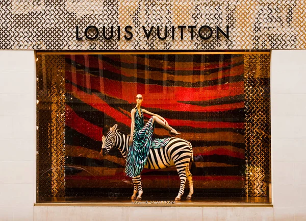 伦敦Regent街上的Louis Vuitton商店 — 图库照片