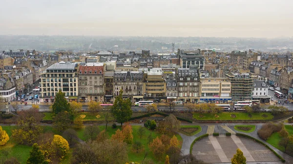 Edinburgh gezien vanaf het kasteel, in Schotland, UK — Stockfoto