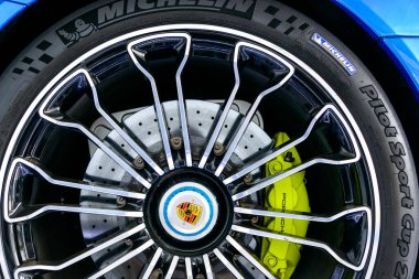 Porche 918 Spyder tekerleği, karbon seramik fren sistemi ve Michelin lastiği.