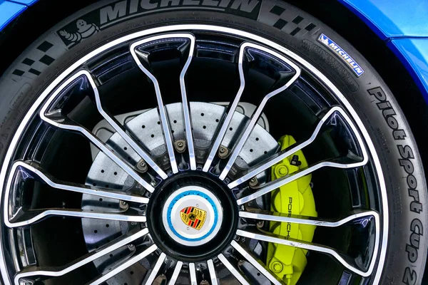Porche 918 Spyder-wiel, koolstofkeramisch remsysteem en Michelinband. — Stockfoto