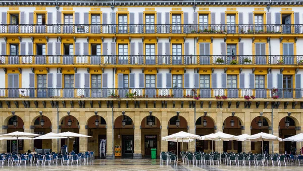 Gebouw gevel op de Plaza de la Constitucion in San Sebastian, Spanje Stockafbeelding