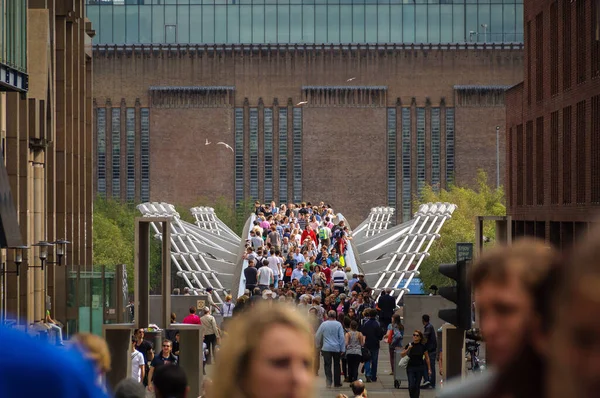 Люди на мосту Тысячелетия в Лондоне, Англия, Великобритания — стоковое фото
