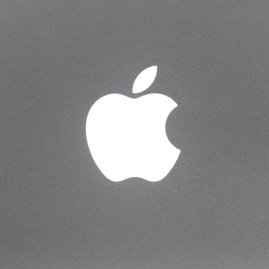 MacBook Pro 'nun arka ışıklandırma Apple logosu, fırçalanmış alüminyum dokusu..