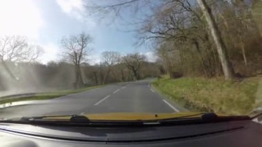 Fransız Bask Bölgesi 'nde kır yolunda araba sürmek.