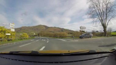 Fransız Bask Bölgesi 'nde kır yolunda araba sürmek.